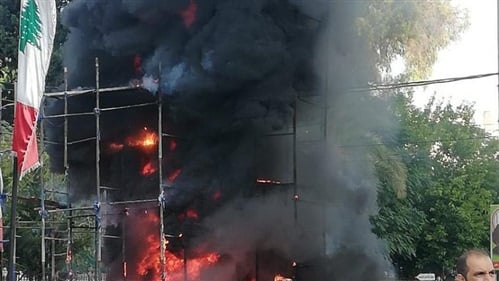 بالصور: إندلاع حريق في "مجسم عاشوراء" في النبطية